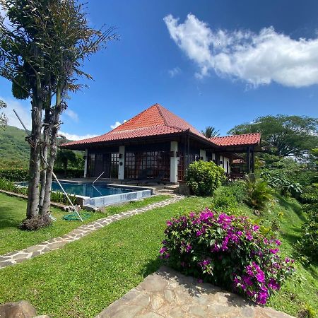 Tropical Balinese Villa Atenas Escobal Bagian luar foto